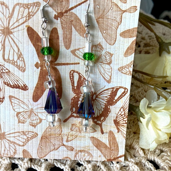 NWOT STUNNING‼️ LOOK AT THIS COLOR. HANDMADE 2” LONG CRYSTAL EARRINGS. ONE PAIR - Picture 4 of 6
